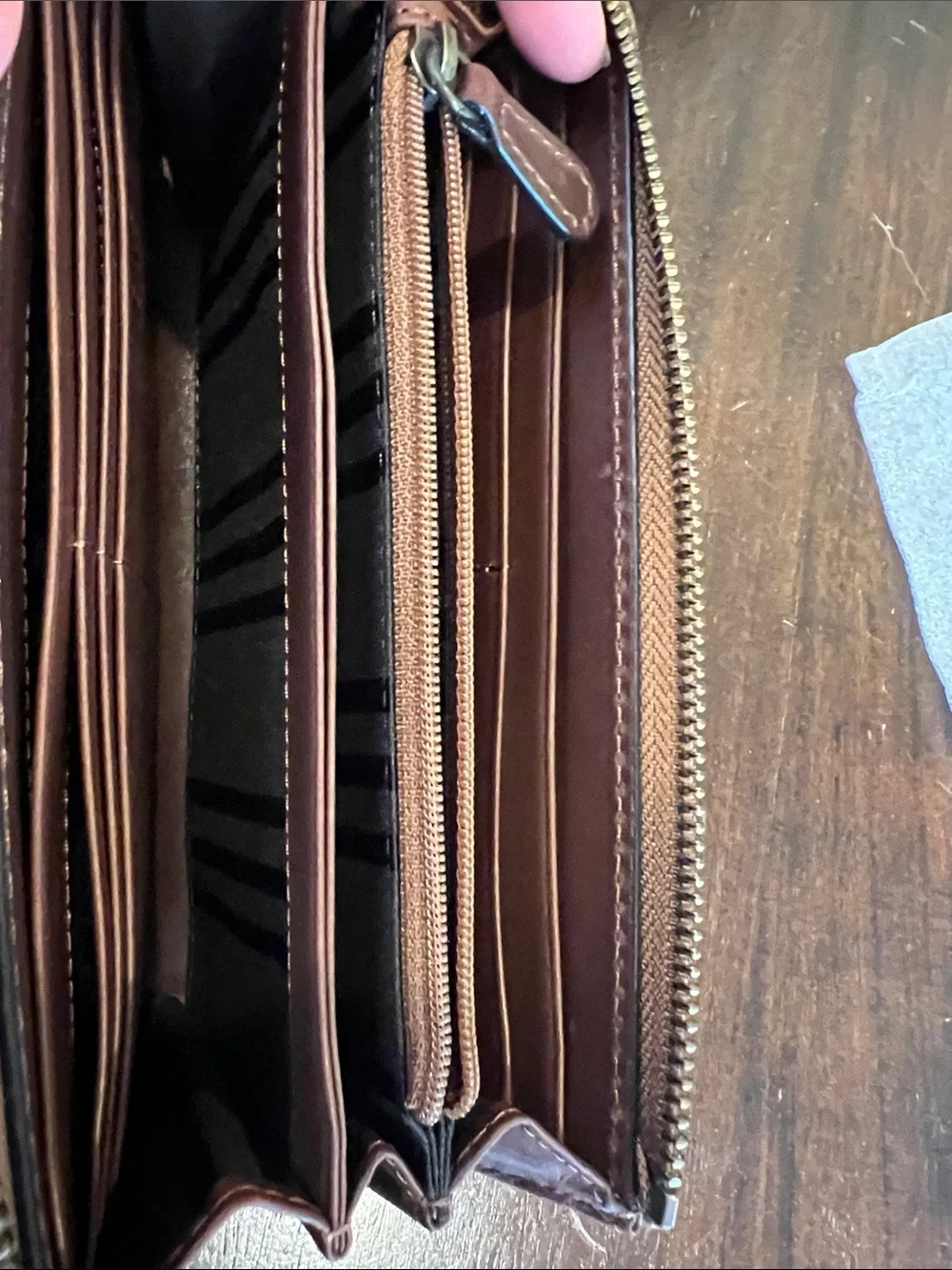 🤎 FRYE Brown Leather Zip Wallet –Distressed Leather – Multiple Card Slots-UNISEX